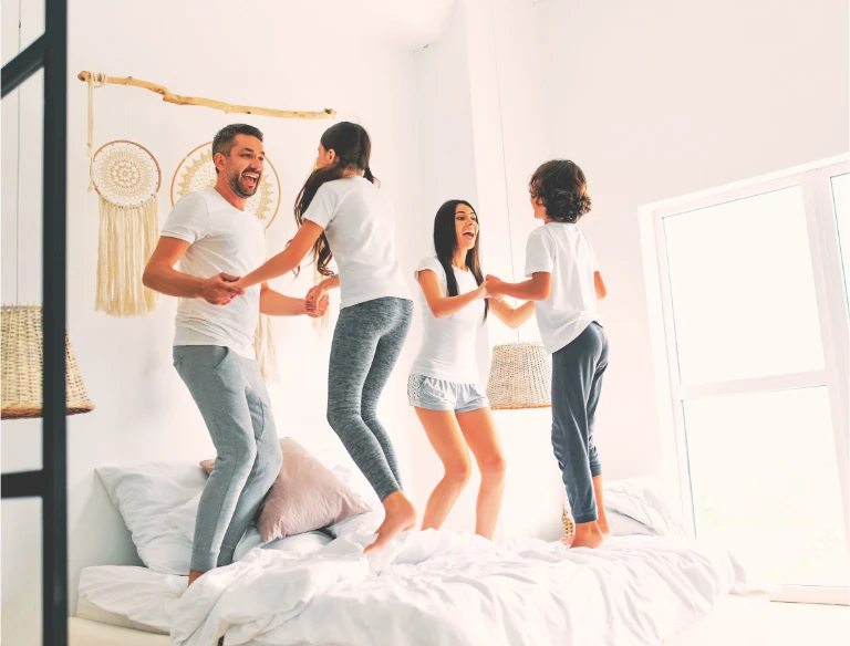 Familia feliz en una casa saludable