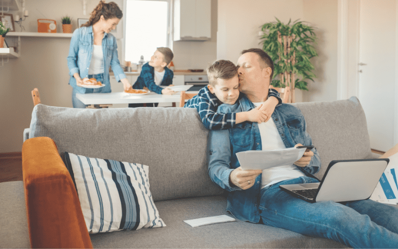 Familia feliz en una casa saludable
