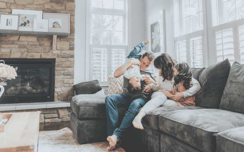 familia en una casa confortable