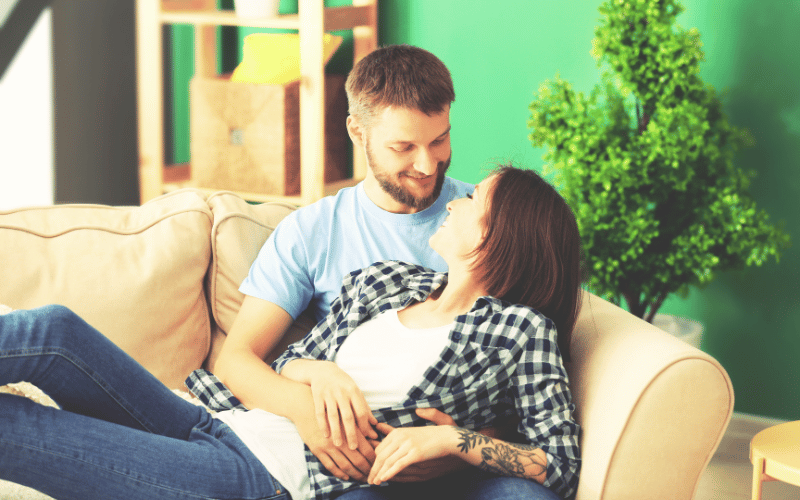 pareja disfrutando en casa saluble
