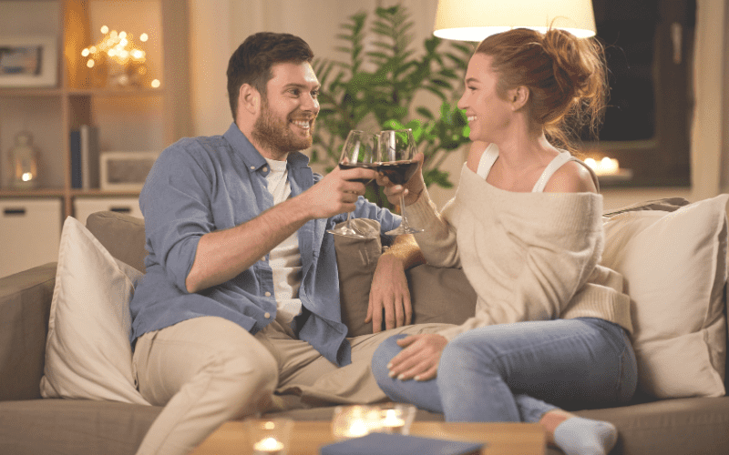 pareja feliz en casa