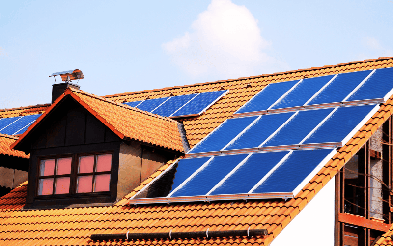 Paneles solares en casa ecológica