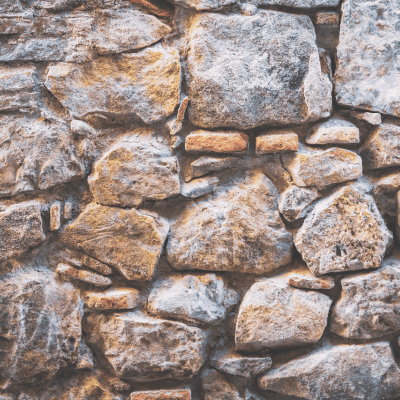 piedra natural en casa ecológica